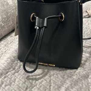 Michael kors bucket bag